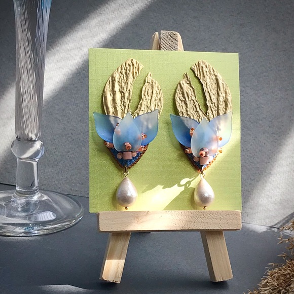 Earrings with floral pendant - Picture 3 of 17